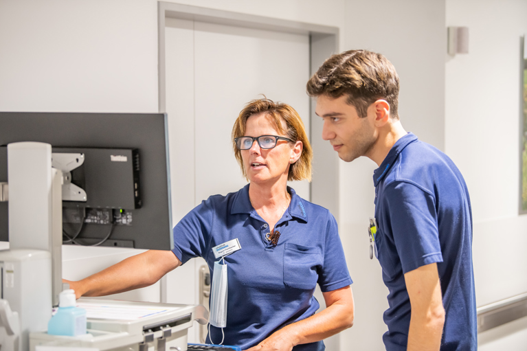 Pflegemitarbeiter während der Arbeit in der Rehaklinik Dussnang