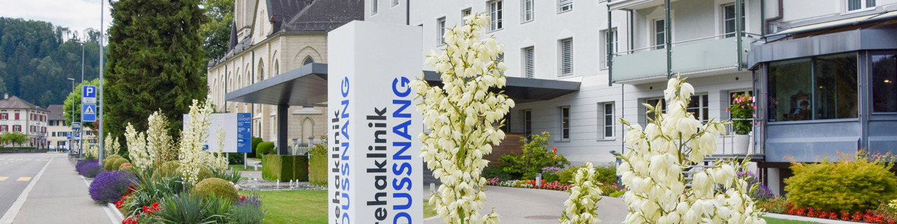 Namenstafel vor dem Eingang der Rehaklinik Dussnang 