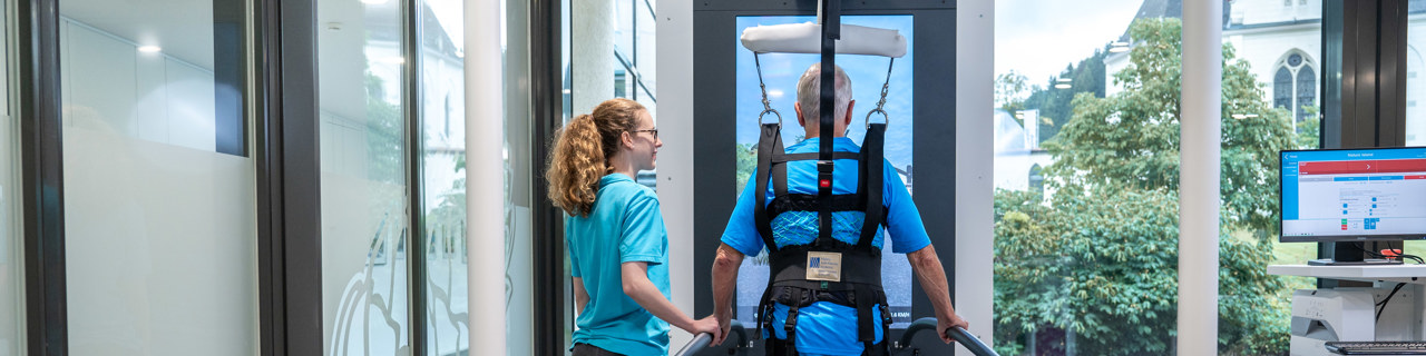 Patient undergoing robotic therapy session as part of muskuloskelettal rehabilitation.